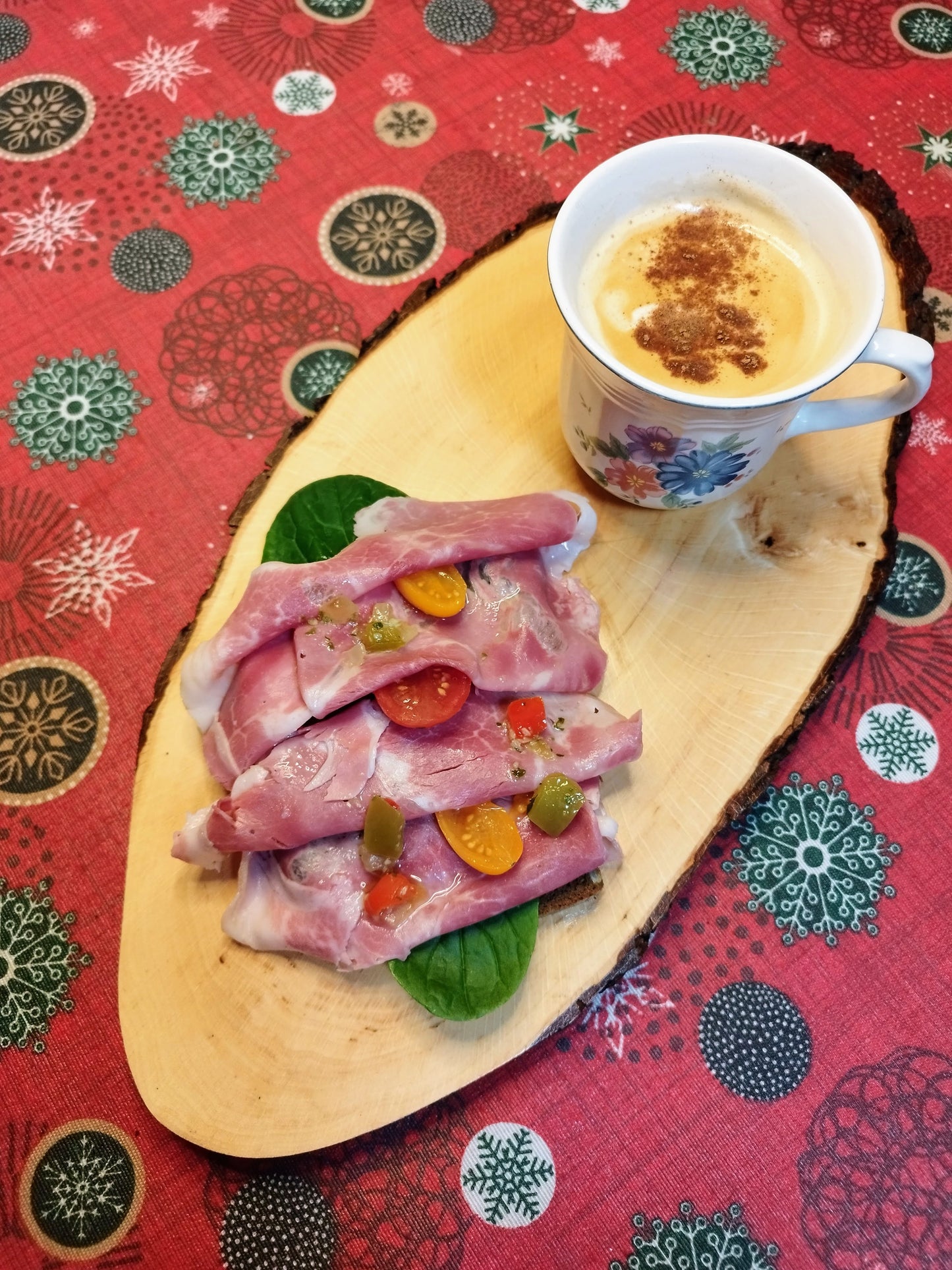 TOSTADA CON JAMÓN COCIDO Y TOMATITOS