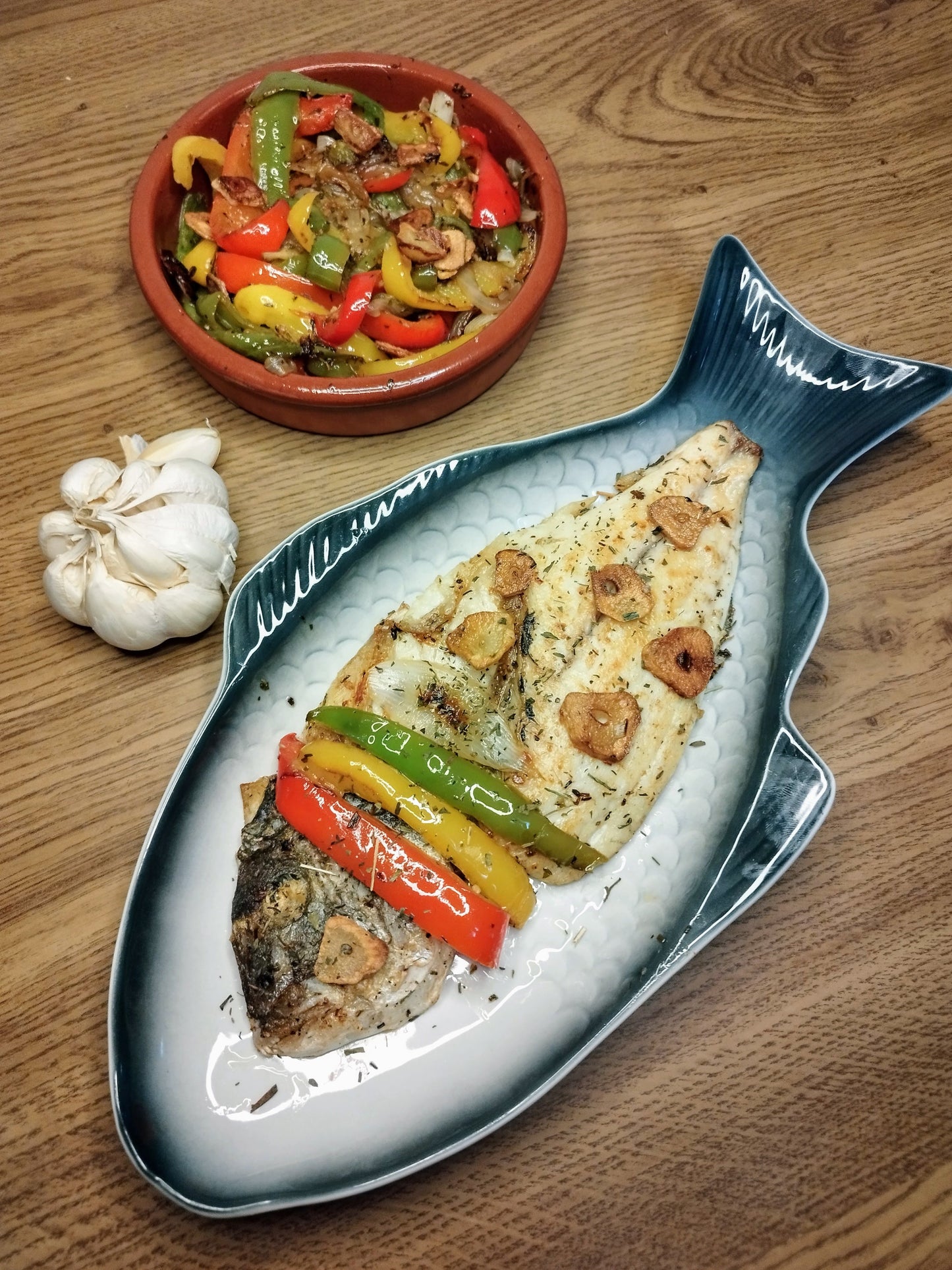 DORADA A LA PLANCHA CON GUARNICIÓN DE PIMIENTOS