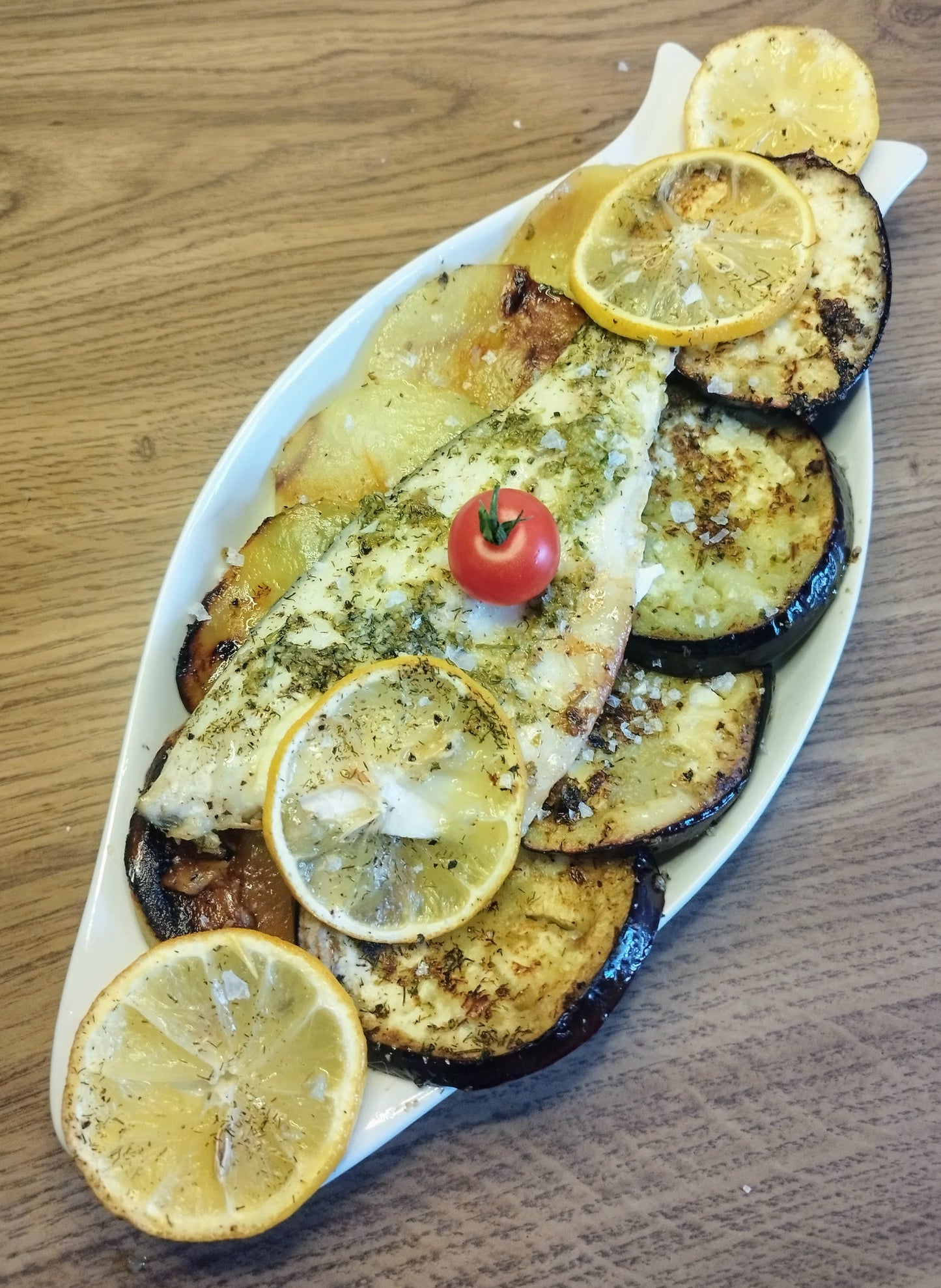 LUBINA CON PATATAS Y BERENJENA AL HORNO