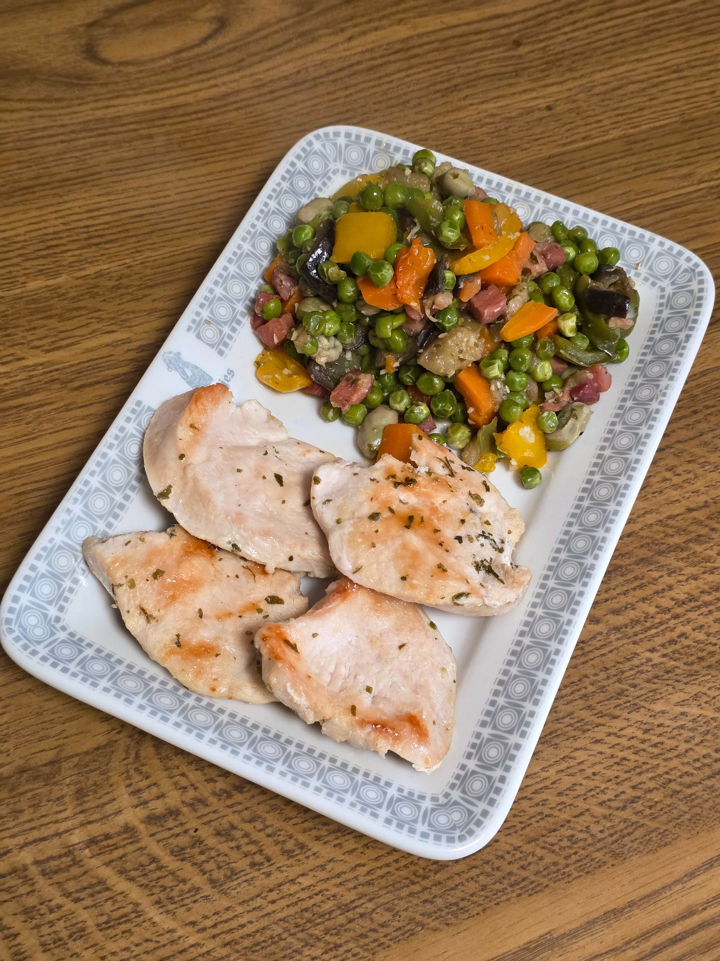 PECHUGA A LA PLANCHA CON MENESTRA SALTEADA AL JAMÓN