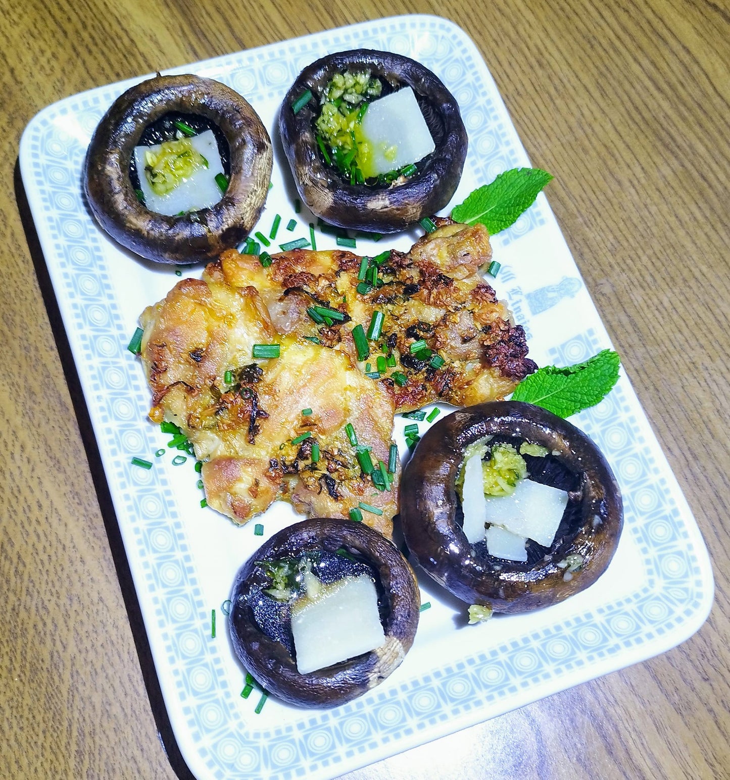 Pollo con champiñones y queso en lascas