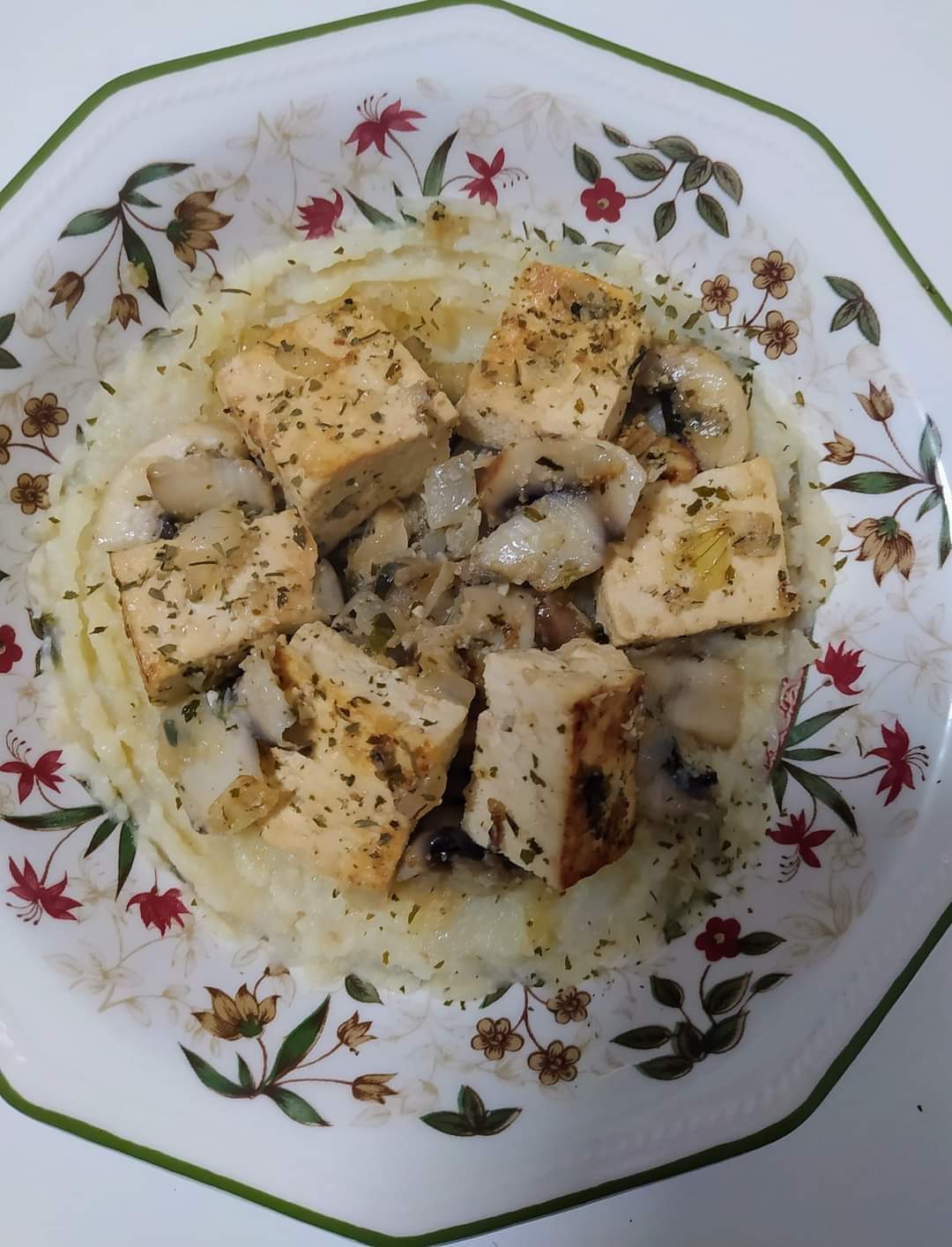 Salteado de tofu con crema de coliflor