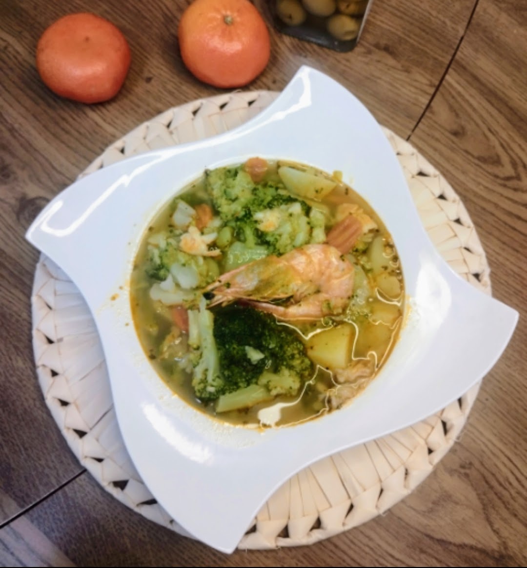 Sopa de verduras con langostinos