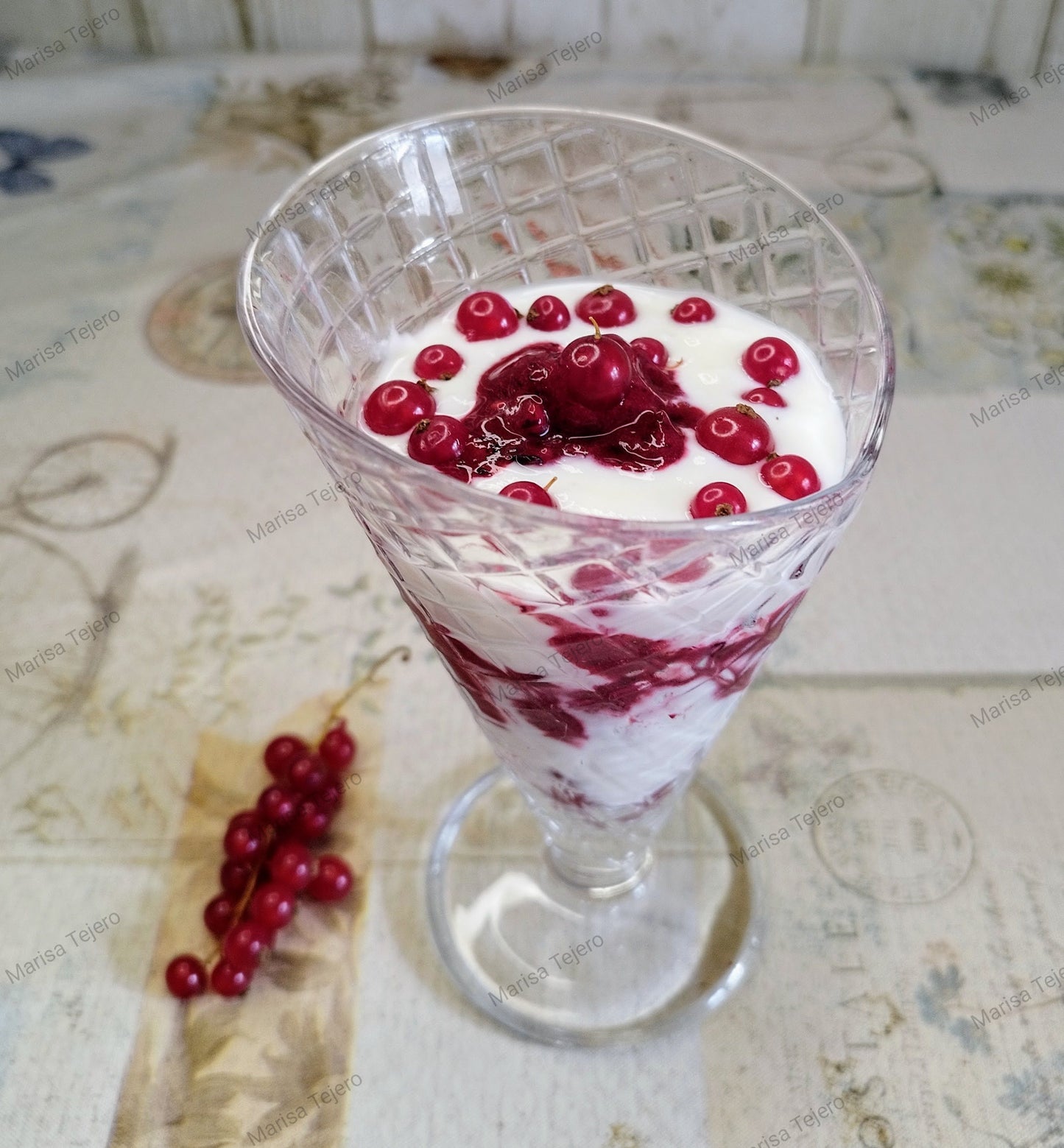 COPA DE FRUTOS ROJOS CONGELADOS Y YOGUR NATURAL