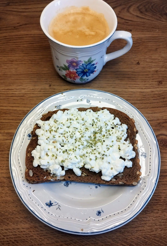 DESAYUNO DE TOSTADA CON QUESO COTTAGE