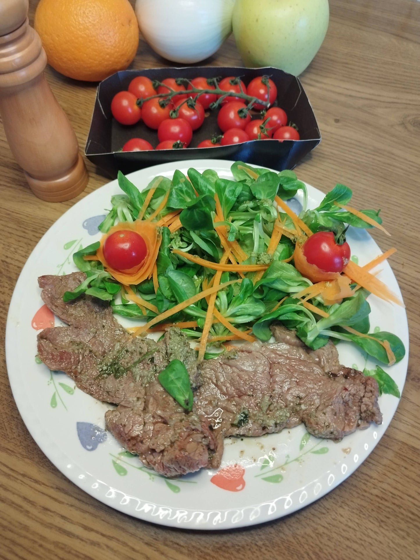 ENSALADA DE CANÓNIGOS, TOMATE , ZANAHORIA Y UN FILETE DE TERNERA