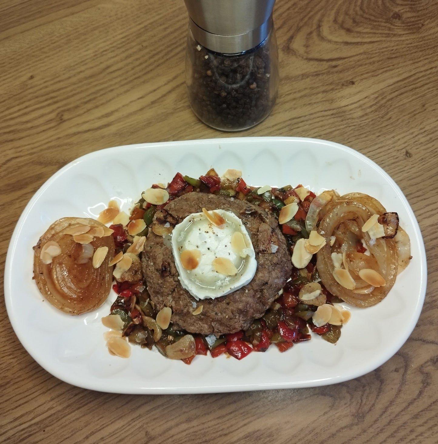 HAMBURGUESA DE TERNERA CON CEBOLLA Y PIMIENTOS