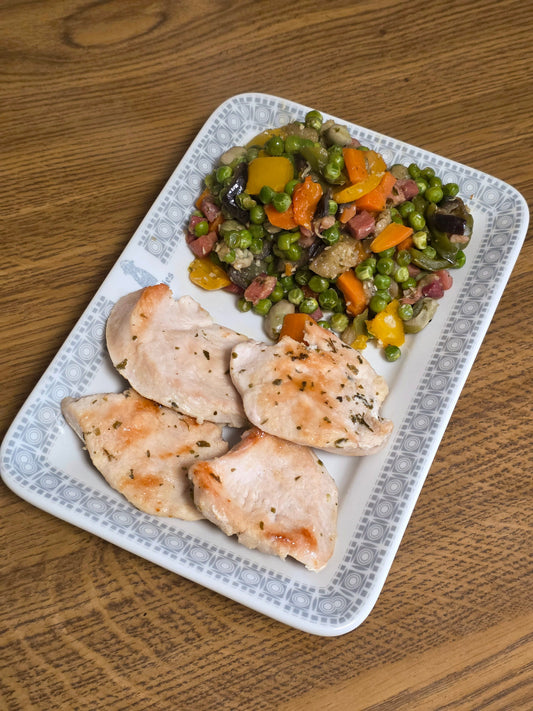 PECHUGA A LA PLANCHA CON MENESTRA SALTEADA AL JAMÓN