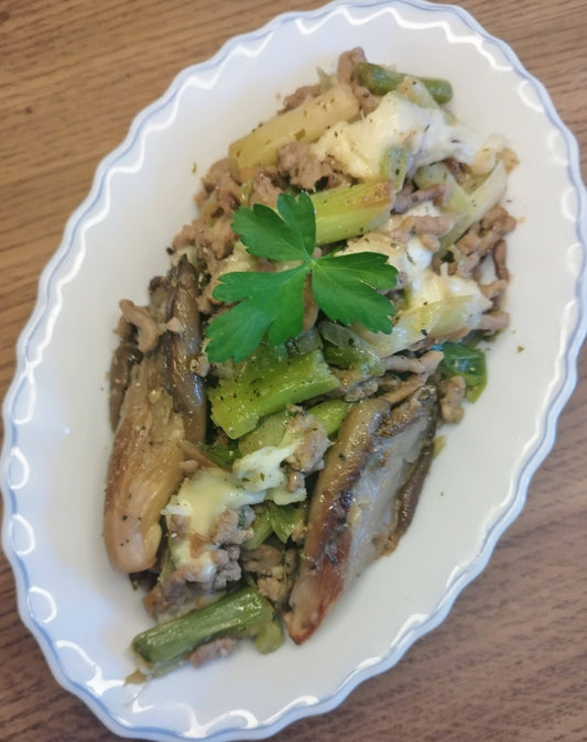 REVUELTO DE CARNE PICADA, SETAS Y AJOS TIERNOS