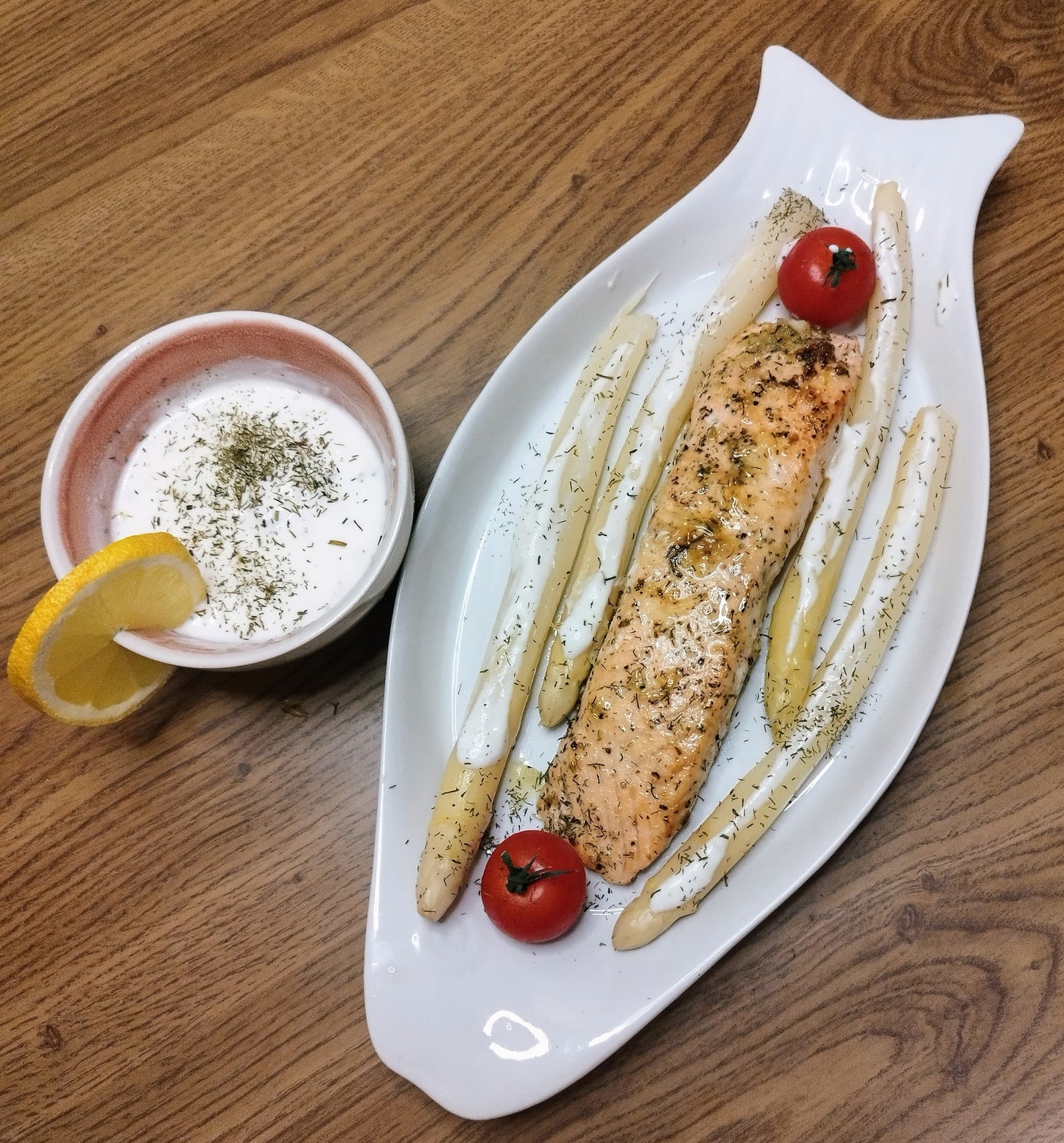 SALMÓN A LA PLANCHA Y ESPÁRRAGOS BLANCOS CON SALSA DE YOGUR