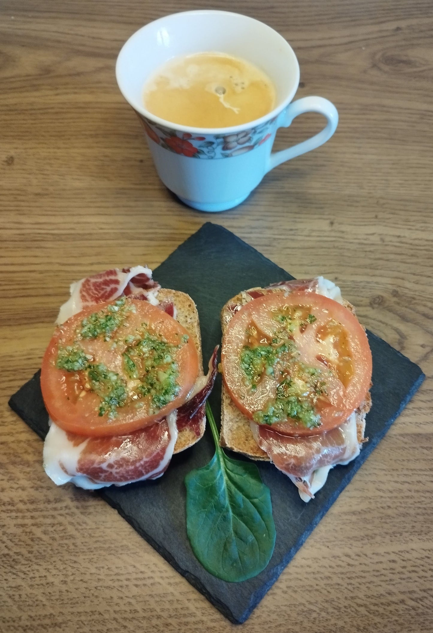 TOSTADA CON TOMATE Y JAMÓN