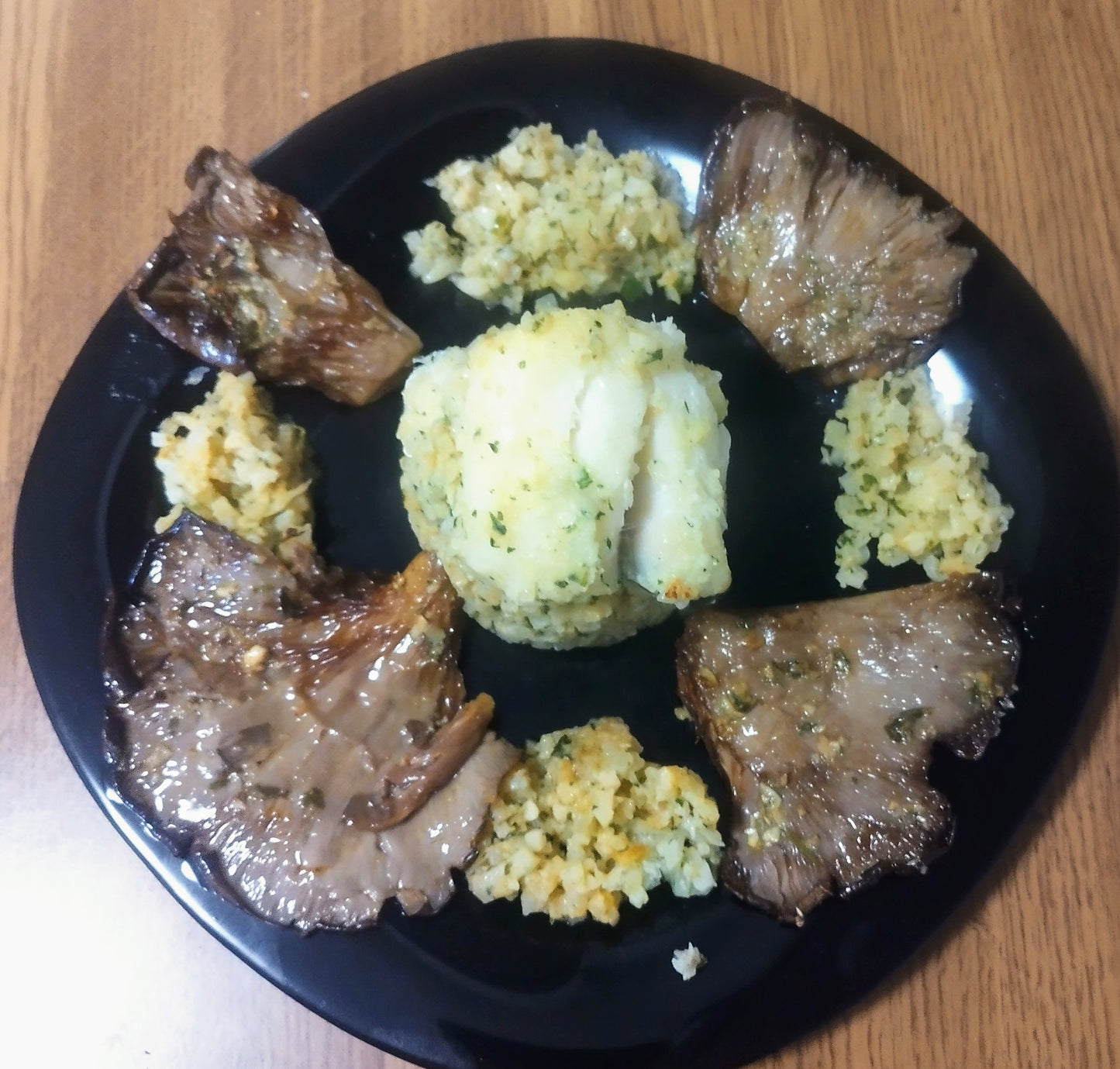 Migas de coliflor con setas y bacalao