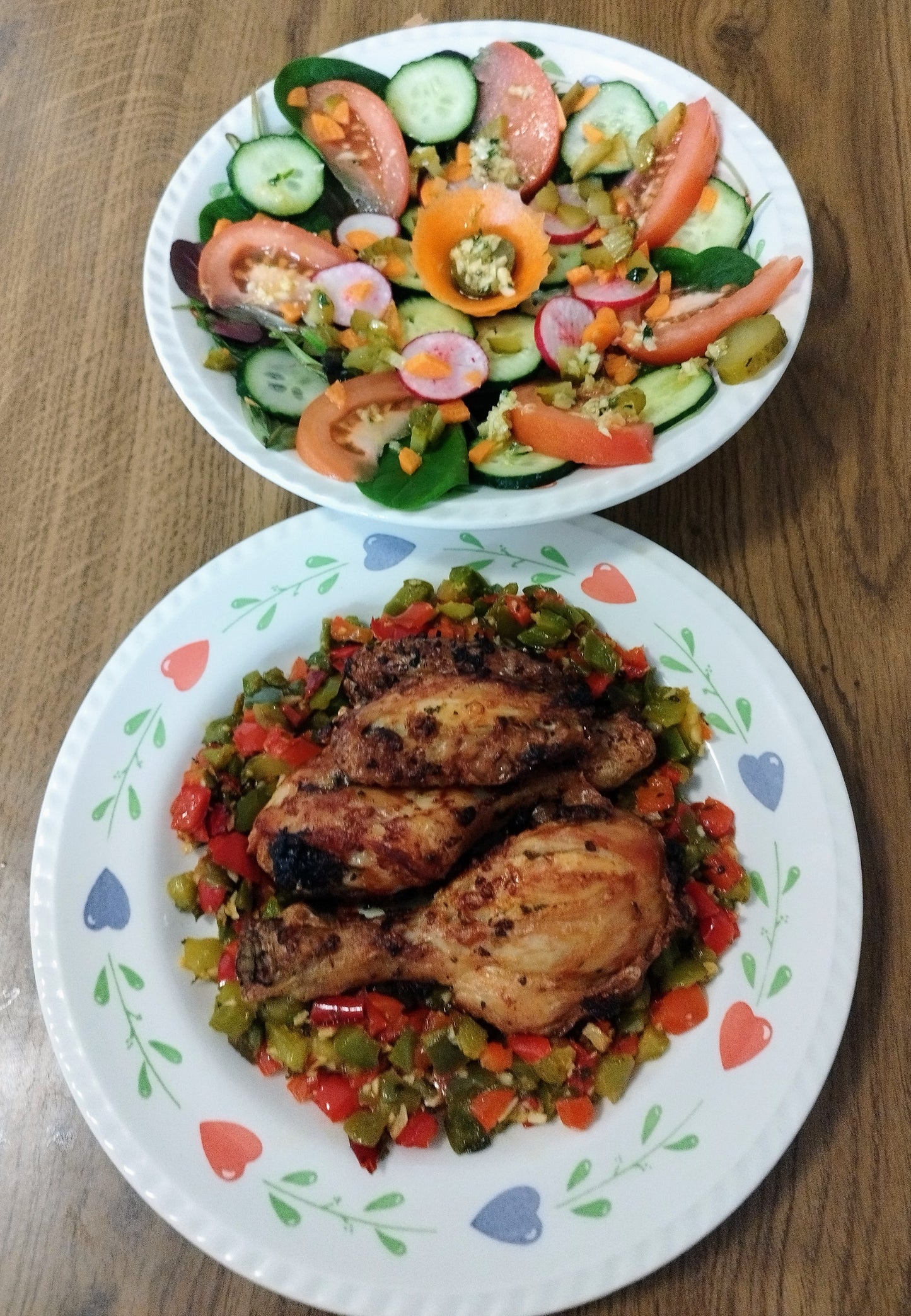 Pollo guisado con pimientos y ensalada