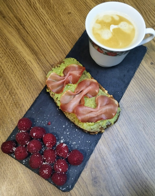 Tostada con guacamole y lomo curado