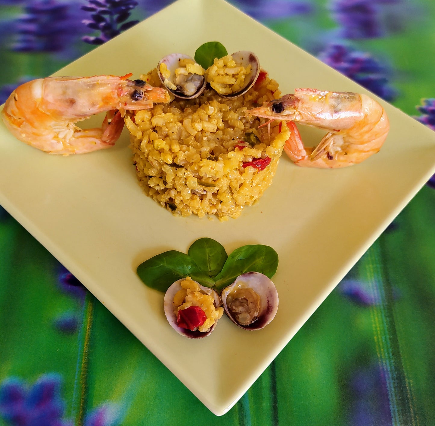 Arroz con langostinos y chirlas